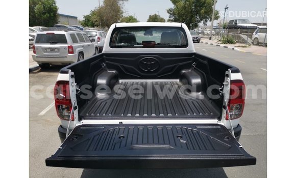 Acheter Import Voiture Toyota Hilux Blanc à Import - Dubai, East Mahé Acheter Import Voiture Toyota Hilux Blanc à Import - Dubai, East Mahé