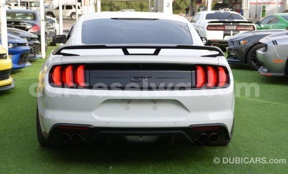 Acheter Import Voiture Ford Mustang Blanc à Import - Dubai, East Mahé Acheter Import Voiture Ford Mustang Blanc à Import - Dubai, East Mahé