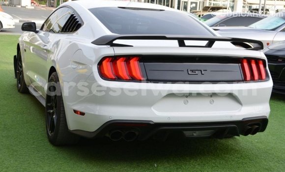 Acheter Import Voiture Ford Mustang Blanc à Import - Dubai, East Mahé Acheter Import Voiture Ford Mustang Blanc à Import - Dubai, East Mahé