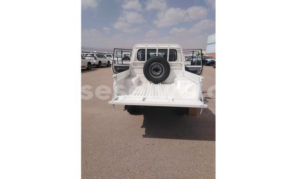 Buy Import Toyota Land Cruiser White Car in Import - Dubai in East Mahé Buy Import Toyota Land Cruiser White Car in Import - Dubai in East Mahé