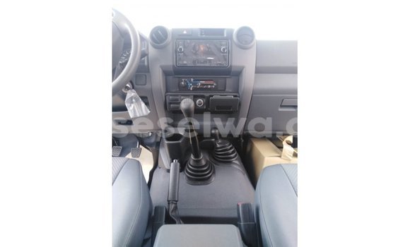 Buy Import Toyota Land Cruiser White Car in Import - Dubai in East Mahé Buy Import Toyota Land Cruiser White Car in Import - Dubai in East Mahé