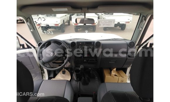 Buy Import Toyota Land Cruiser White Car in Import - Dubai in East Mahé Buy Import Toyota Land Cruiser White Car in Import - Dubai in East Mahé