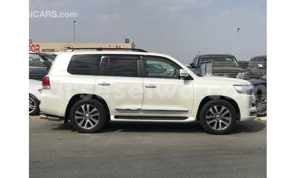 Acheter Import Voiture Toyota Land Cruiser Blanc à Import - Dubai, East Mahé Acheter Import Voiture Toyota Land Cruiser Blanc à Import - Dubai, East Mahé