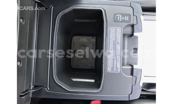 Acheter Import Voiture Toyota Land Cruiser Blanc à Import - Dubai, East Mahé Acheter Import Voiture Toyota Land Cruiser Blanc à Import - Dubai, East Mahé