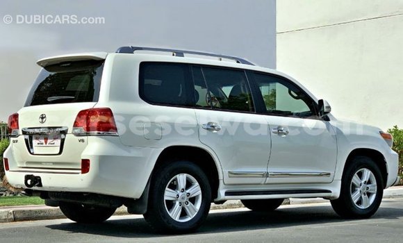 Buy Import Toyota Land Cruiser White Car in Import - Dubai in East Mahé Buy Import Toyota Land Cruiser White Car in Import - Dubai in East Mahé