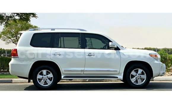Buy Import Toyota Land Cruiser White Car in Import - Dubai in East Mahé Buy Import Toyota Land Cruiser White Car in Import - Dubai in East Mahé
