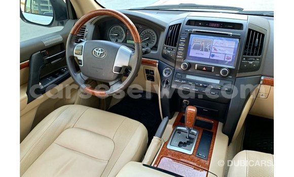 Buy Import Toyota Land Cruiser White Car in Import - Dubai in East Mahé Buy Import Toyota Land Cruiser White Car in Import - Dubai in East Mahé