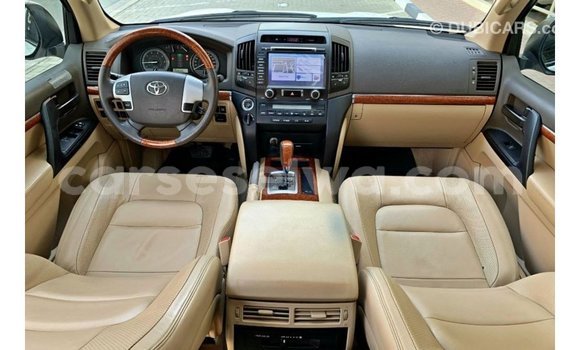 Buy Import Toyota Land Cruiser White Car in Import - Dubai in East Mahé Buy Import Toyota Land Cruiser White Car in Import - Dubai in East Mahé