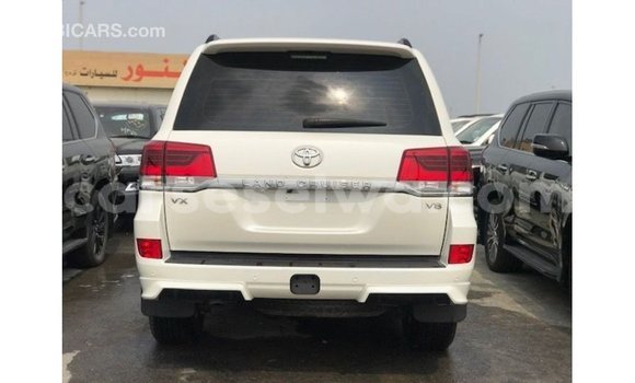 Buy Import Toyota Land Cruiser White Car in Import - Dubai in East Mahé Buy Import Toyota Land Cruiser White Car in Import - Dubai in East Mahé