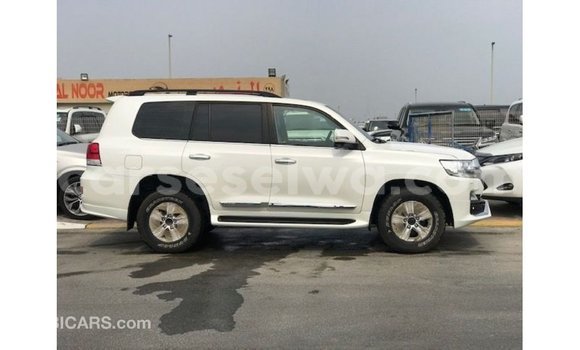 Buy Import Toyota Land Cruiser White Car in Import - Dubai in East Mahé Buy Import Toyota Land Cruiser White Car in Import - Dubai in East Mahé