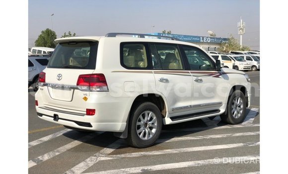 Buy Import Toyota Land Cruiser White Car in Import - Dubai in East Mahé Buy Import Toyota Land Cruiser White Car in Import - Dubai in East Mahé