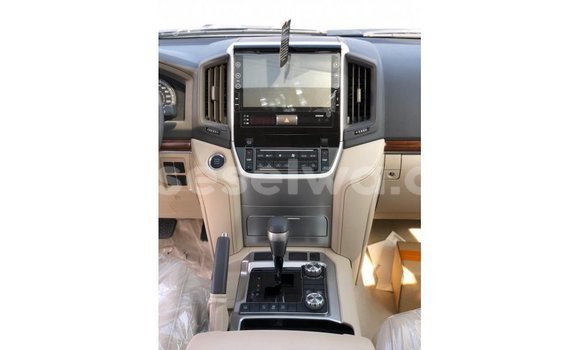 Buy Import Toyota Land Cruiser White Car in Import - Dubai in East Mahé Buy Import Toyota Land Cruiser White Car in Import - Dubai in East Mahé