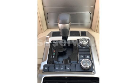 Buy Import Toyota Land Cruiser White Car in Import - Dubai in East Mahé Buy Import Toyota Land Cruiser White Car in Import - Dubai in East Mahé