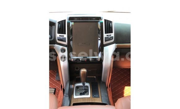 Buy Import Toyota Land Cruiser White Car in Import - Dubai in East Mahé Buy Import Toyota Land Cruiser White Car in Import - Dubai in East Mahé