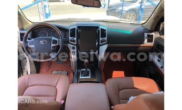 Buy Import Toyota Land Cruiser White Car in Import - Dubai in East Mahé Buy Import Toyota Land Cruiser White Car in Import - Dubai in East Mahé