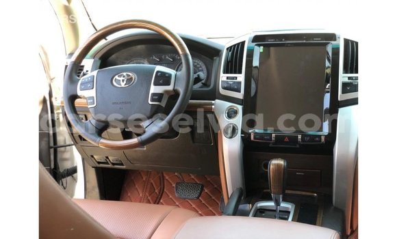 Buy Import Toyota Land Cruiser White Car in Import - Dubai in East Mahé Buy Import Toyota Land Cruiser White Car in Import - Dubai in East Mahé