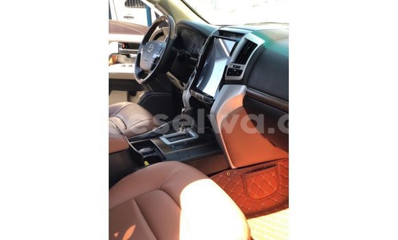 Buy Import Toyota Land Cruiser White Car in Import - Dubai in East Mahé Buy Import Toyota Land Cruiser White Car in Import - Dubai in East Mahé