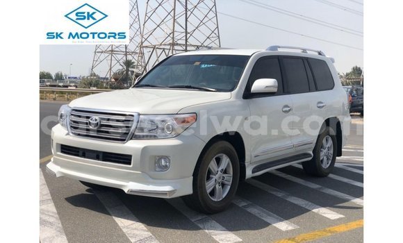 Buy Import Toyota Land Cruiser White Car in Import - Dubai in East Mahé Buy Import Toyota Land Cruiser White Car in Import - Dubai in East Mahé