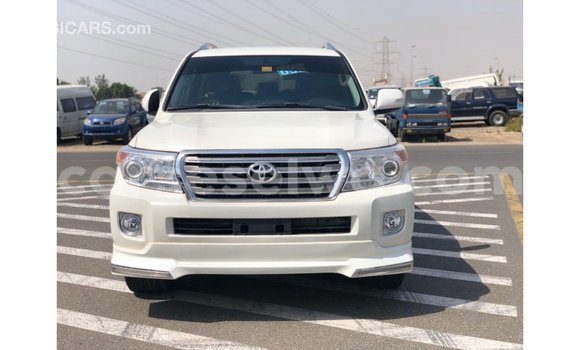 Buy Import Toyota Land Cruiser White Car in Import - Dubai in East Mahé Buy Import Toyota Land Cruiser White Car in Import - Dubai in East Mahé