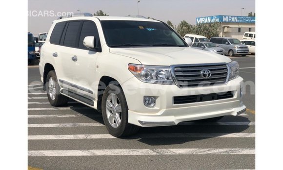 Buy Import Toyota Land Cruiser White Car in Import - Dubai in East Mahé Buy Import Toyota Land Cruiser White Car in Import - Dubai in East Mahé