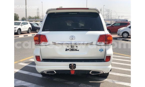 Buy Import Toyota Land Cruiser White Car in Import - Dubai in East Mahé Buy Import Toyota Land Cruiser White Car in Import - Dubai in East Mahé