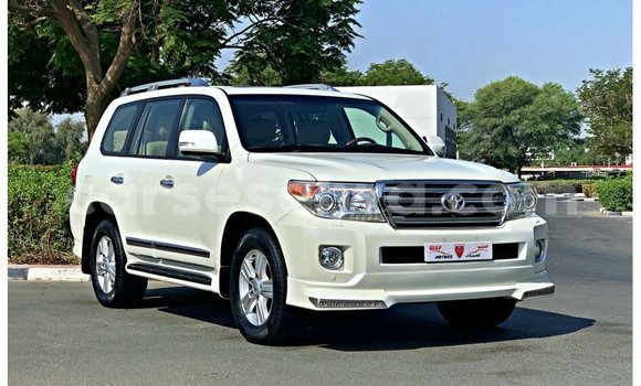 Buy Import Toyota Land Cruiser White Car in Import - Dubai in East Mahé Buy Import Toyota Land Cruiser White Car in Import - Dubai in East Mahé