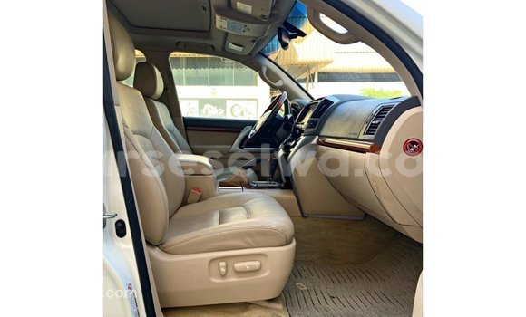Buy Import Toyota Land Cruiser White Car in Import - Dubai in East Mahé Buy Import Toyota Land Cruiser White Car in Import - Dubai in East Mahé
