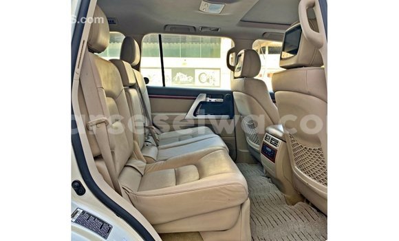 Buy Import Toyota Land Cruiser White Car in Import - Dubai in East Mahé Buy Import Toyota Land Cruiser White Car in Import - Dubai in East Mahé