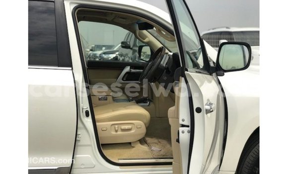 Buy Import Toyota Land Cruiser White Car in Import - Dubai in East Mahé Buy Import Toyota Land Cruiser White Car in Import - Dubai in East Mahé