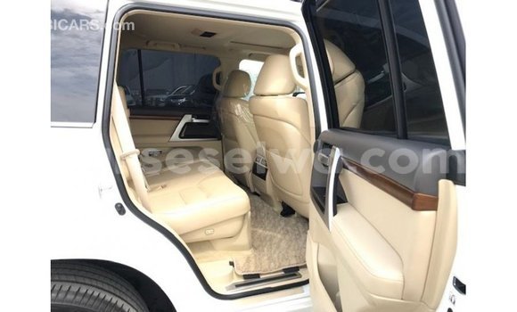 Buy Import Toyota Land Cruiser White Car in Import - Dubai in East Mahé Buy Import Toyota Land Cruiser White Car in Import - Dubai in East Mahé