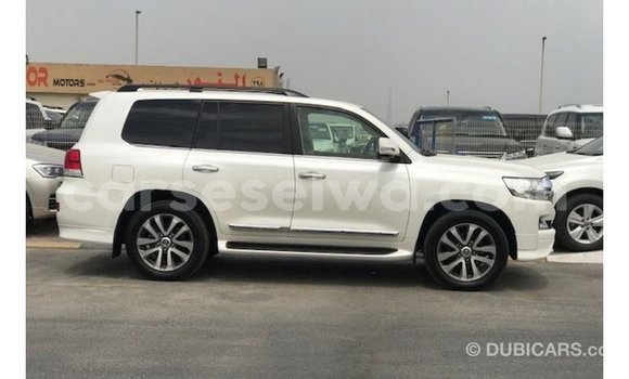 Buy Import Toyota Land Cruiser White Car in Import - Dubai in East Mahé Buy Import Toyota Land Cruiser White Car in Import - Dubai in East Mahé