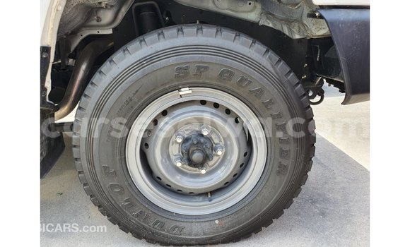 Buy Import Toyota Land Cruiser White Car in Import - Dubai in East Mahé Buy Import Toyota Land Cruiser White Car in Import - Dubai in East Mahé