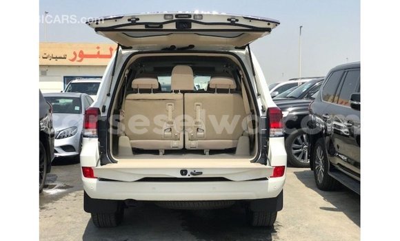 Acheter Import Voiture Toyota Land Cruiser Blanc à Import - Dubai, East Mahé Acheter Import Voiture Toyota Land Cruiser Blanc à Import - Dubai, East Mahé