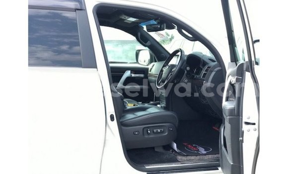 Buy Import Toyota Land Cruiser White Car in Import - Dubai in East Mahé Buy Import Toyota Land Cruiser White Car in Import - Dubai in East Mahé