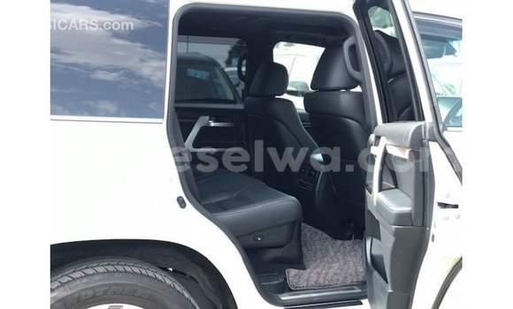 Buy Import Toyota Land Cruiser White Car in Import - Dubai in East Mahé Buy Import Toyota Land Cruiser White Car in Import - Dubai in East Mahé