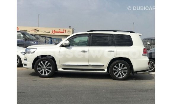 Buy Import Toyota Land Cruiser White Car in Import - Dubai in East Mahé Buy Import Toyota Land Cruiser White Car in Import - Dubai in East Mahé