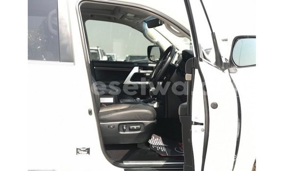 Buy Import Toyota Land Cruiser White Car in Import - Dubai in East Mahé Buy Import Toyota Land Cruiser White Car in Import - Dubai in East Mahé