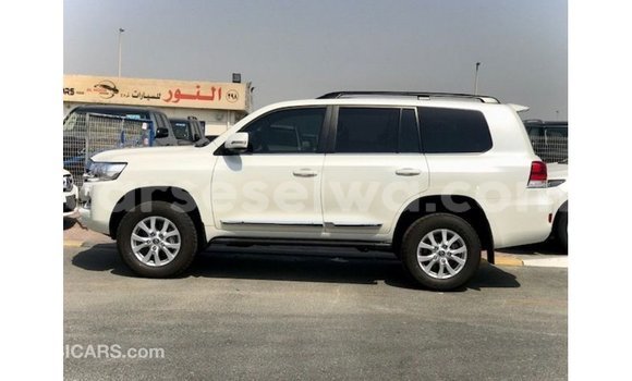 Buy Import Toyota Land Cruiser White Car in Import - Dubai in East Mahé Buy Import Toyota Land Cruiser White Car in Import - Dubai in East Mahé
