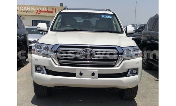 Buy Import Toyota Land Cruiser White Car in Import - Dubai in East Mahé Buy Import Toyota Land Cruiser White Car in Import - Dubai in East Mahé