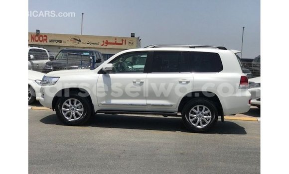 Buy Import Toyota Land Cruiser White Car in Import - Dubai in East Mahé Buy Import Toyota Land Cruiser White Car in Import - Dubai in East Mahé
