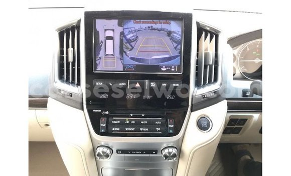 Buy Import Toyota Land Cruiser White Car in Import - Dubai in East Mahé Buy Import Toyota Land Cruiser White Car in Import - Dubai in East Mahé