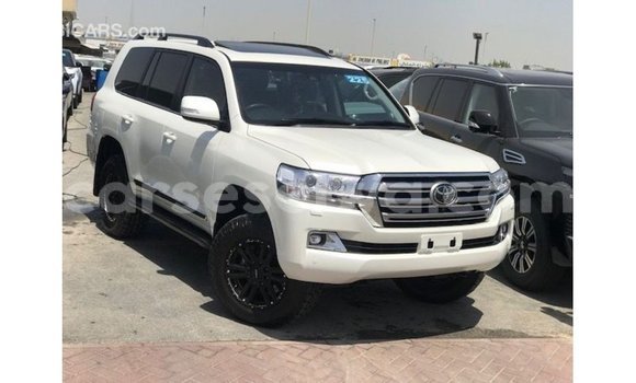 Acheter Import Voiture Toyota Land Cruiser Blanc à Import - Dubai, East Mahé Acheter Import Voiture Toyota Land Cruiser Blanc à Import - Dubai, East Mahé
