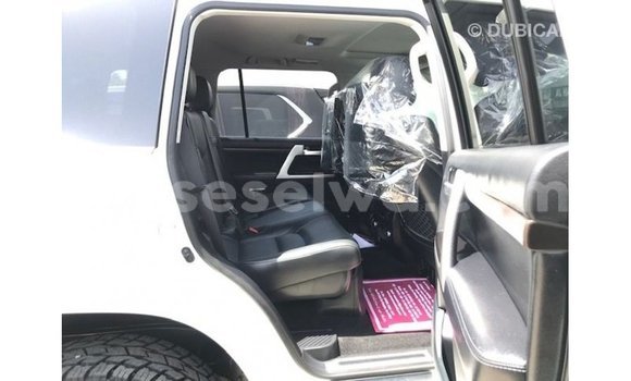 Acheter Import Voiture Toyota Land Cruiser Blanc à Import - Dubai, East Mahé Acheter Import Voiture Toyota Land Cruiser Blanc à Import - Dubai, East Mahé