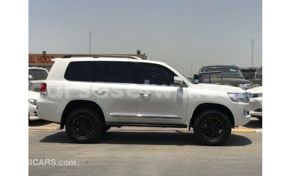 Acheter Import Voiture Toyota Land Cruiser Blanc à Import - Dubai, East Mahé Acheter Import Voiture Toyota Land Cruiser Blanc à Import - Dubai, East Mahé