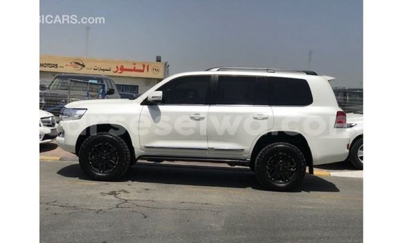Acheter Import Voiture Toyota Land Cruiser Blanc à Import - Dubai, East Mahé Acheter Import Voiture Toyota Land Cruiser Blanc à Import - Dubai, East Mahé