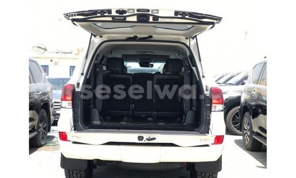 Acheter Import Voiture Toyota Land Cruiser Blanc à Import - Dubai, East Mahé Acheter Import Voiture Toyota Land Cruiser Blanc à Import - Dubai, East Mahé