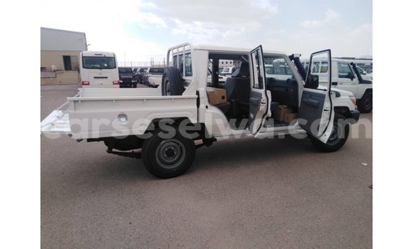 Buy Import Toyota Land Cruiser White Car in Import - Dubai in East Mahé Buy Import Toyota Land Cruiser White Car in Import - Dubai in East Mahé