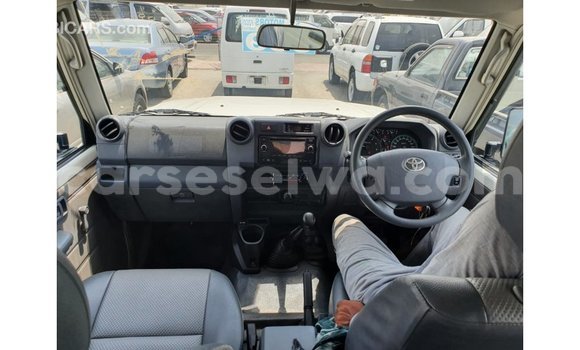 Buy Import Toyota Land Cruiser White Car in Import - Dubai in East Mahé Buy Import Toyota Land Cruiser White Car in Import - Dubai in East Mahé
