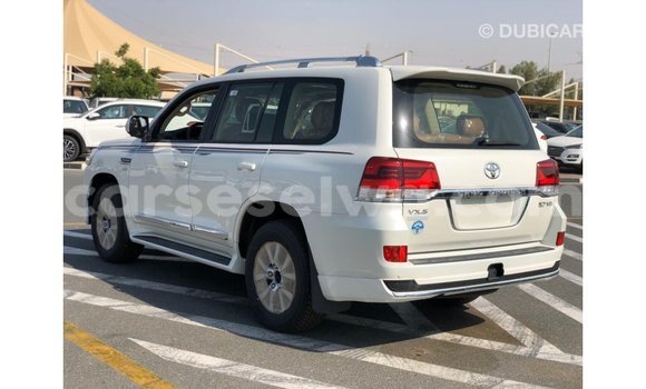 Buy Import Toyota Land Cruiser White Car in Import - Dubai in East Mahé Buy Import Toyota Land Cruiser White Car in Import - Dubai in East Mahé