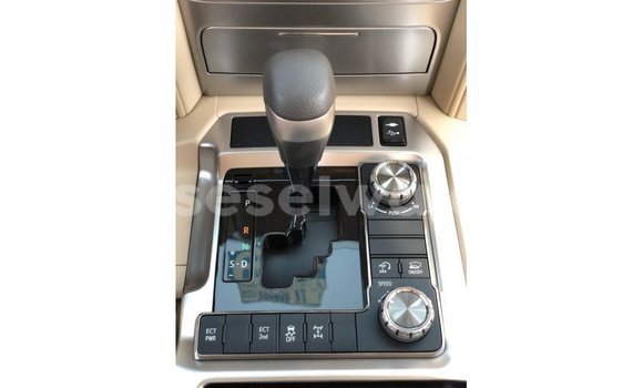 Buy Import Toyota Land Cruiser White Car in Import - Dubai in East Mahé Buy Import Toyota Land Cruiser White Car in Import - Dubai in East Mahé